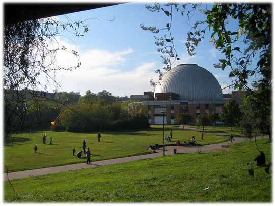Ein Bild vom Carl Zeiss Planetarium auf dem Prenzlauer Berg in Berlin, an der Straße Prenzlauer Allee 80. Das Planetarium wurde von der DDR gebaut und 1987 in Betrieb genommen.