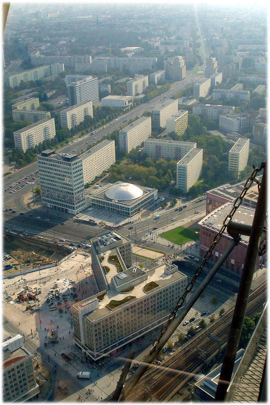 Bilder von der Geschichte der DDR am Alexanderplatz. Im Bilderbuch Berlin sind zahlreiche Bilder aus der Geschichte der Stadt zu finden. Ein Bild vom Alexanderhaus am Alex. Geschichte von Ostberlin
