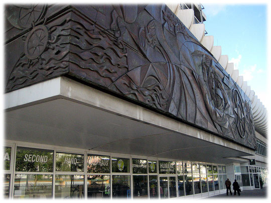 Bild vom Relief des Künstlers Walter Womacka in der DDR am Haus des Reisens am Berliner Alexanderplatz. Das Bild ist ein Symbol der DDR für Zeit und Raum. Fotos und Bilder von Symbolen der DDR.