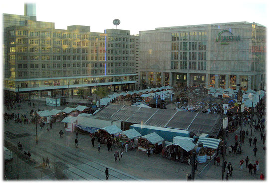 Ein Bild vom Alexanderplatz, als gerade ein Markt darauf stattfindet. Diese Homepage zeigt zahlreiche Bilder und Fotos vom Alexanderplatzin Berlin. Zu Zeiten der DDR war der Alex das Herz des Ostens.