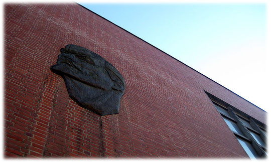 Bild vom Kopf des lenin, des großen Führers der Russen. Der Kopf von Lenin klebt auf diesem Bild symbolisch an einer Wand der Russischen Botschaft in Berlin Mitte.