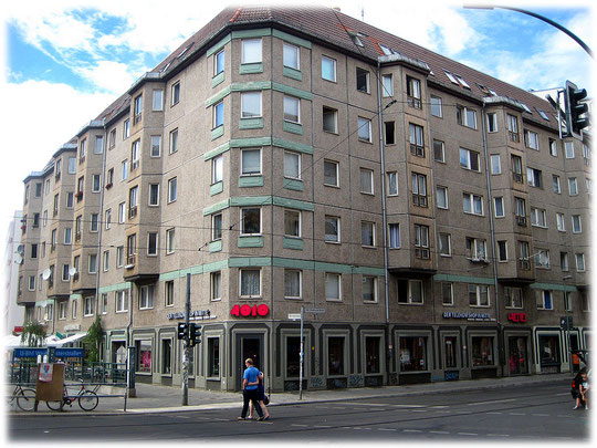 Das Bild zeigt einen Plattenbau der DDR in der Weinmeisterstraße, Ecke Rosenthaler Straße. Das Foto ist aus Berlin-Mitte, dem ehemaligen Ostberlin, Zentrum der DDR.