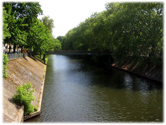 Die Lohmühlenbrücke zwischen Treptow und Neukölln war durch die Mauer versperrt. Auf dem Bild sieht man die kleine Fußgängerbrücke, die als Notlösung neben der Mauer gebaut wurde.
