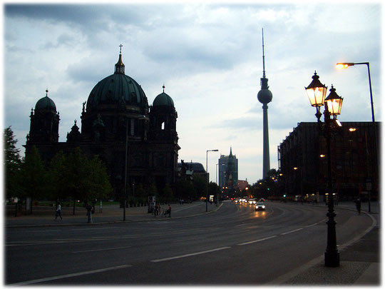 Ein Foto, das im Hintergrund den Berliner Fernsehturm zeigt. Dieses Bild aus dem Bilderbuch Berlin zeigt rechts den DDR Palast der Republik, bevor er leider abgerissen wurde. Bilder aus der Geschichte