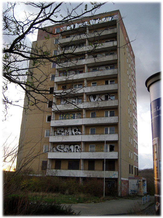 Das Bild von einem verfallenen Plattenbau in Hohenschönhausen Berlin. Bilder von Plattenbauten in der DDR. Fotos von Plattenbauten in Ostberlin und in der DDR.