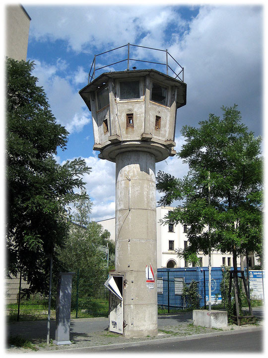 Ein Bild von einem Wachturm der DDR-Grenzanlage. An der Grenze befanden sich zahlreiche Wachtürme zur Grenzsicherung. Bilder von der Geschichte der Berliner Mauer. Bilderbuch Berlin.