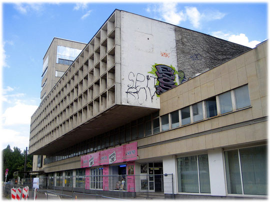 Ein Foto vom Gebäude des früheren DDR ADN Hauses. ADN steht für Allgemeiner Deutscher Nachrichtendienst. Das DDR Bauwerk wird momentan nicht genutzt und steht leer.