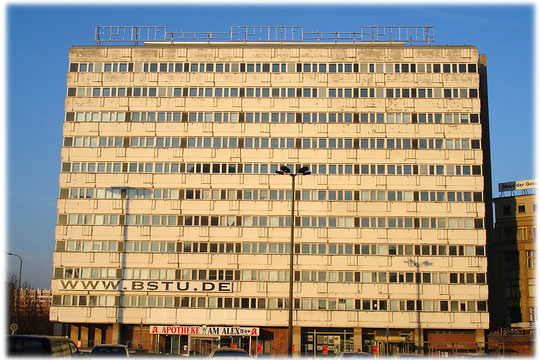 Das Bild zeigt das frühere Amt für Statistik in der DDR. Auf dem Foto sieht man das halb verfallene Gebäude, das in der Nähe des Alexanderplatzes steht.