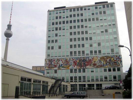 Bilder vom Haus des Lehrers am Alexanderplatz in Berlin. Bilder aus der DDR und interessante Fotos aus Ost-Berlin, der ehemaligen Hauptstadt der DDR.