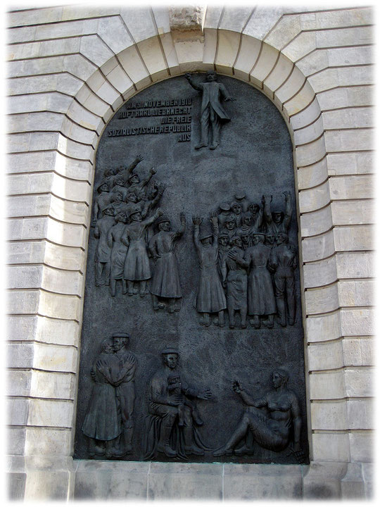 Bilder und Fotos von Karl Liebknecht der auf dem Balkon des Stadtschlosses in Berlin die Weimarer Republik ausruft.