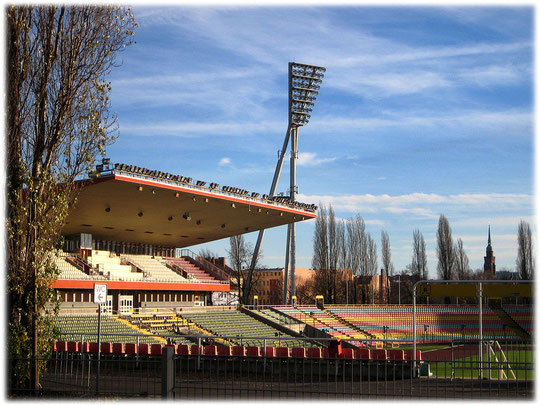 Bild vom Friedrich Ludwig Jahn Sportpark und Sportstadion am Mauerpark in Prenzlauer Berg. Die DDR hat dieses Stadion erbaut um den Ostberlinern sportliche Aktivitäten zu ermöglichen.