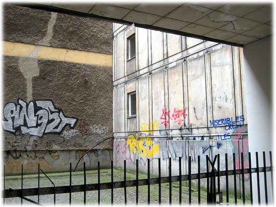 Bilder und Fotos von Plattenbauwerken in Berlin-Mitte und in Ostberlin. Bild von einem Hinterhof eines Berliner Plattenbaus. Die Menschen müssen in traurigen Behausungen wohnen.