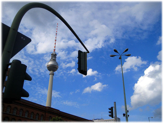 Bilder vom Fernsehturm in Berlin am Alexanderplatz. Fotos und Videos über die DDR und die Geschichte der DDR rund um den Alexanderplatz in Ostberlin.