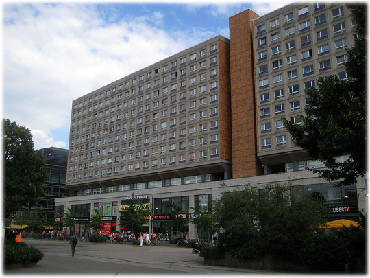 Das Foto zeigt die Rathaus Passagen und die darüber liegenden Plattenbauwohnungen am Alexanderplatz in Berlin. Die DDR hat hier nur besondere Sozialisten wohnen lassen. Bilder und Fotos vom Alex