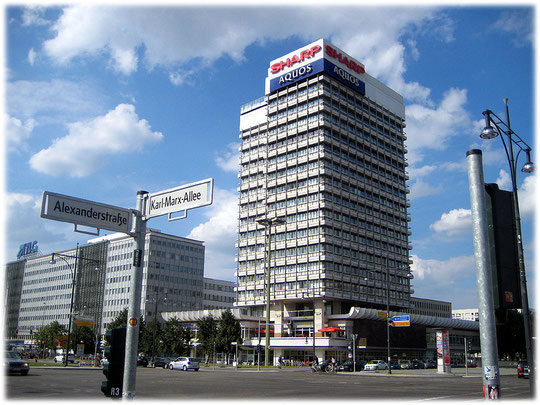 Bild vom Haus des Reisens am Alexanderplatz in Berlin. Das Foto zeigt das Haus, in dem jetzt der Club Weekend untergebracht ist. Dieser Technoclub ist vor allem bei Touristen und Spaniern beliebt.
