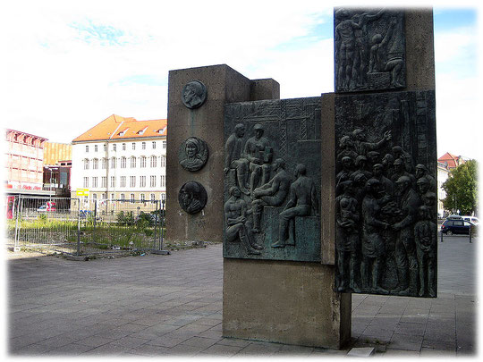 Bild eines Denkmals in der DDR. Das Bild zeigt ein Denkmal für den Sozialismus und Kommunismus in der DDR. Die DDR stellte Denkmäler für den Sozialismus in Berlin Mitte auf.