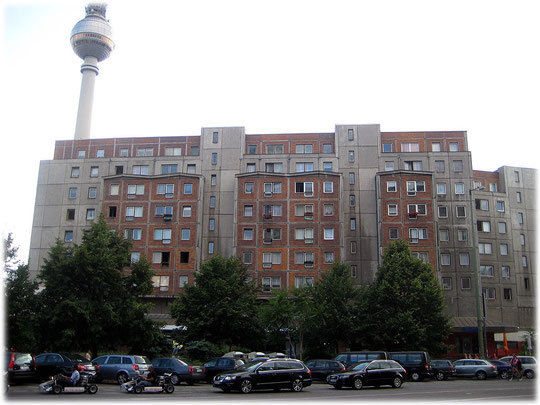 Bilder von Plattenbauten und Wohnungen in der Platte am Berliner Alexanderplatz. das Foto zeigt besonders hässliche Wohnung die ganz nahe am Alex stehen. Bilderbuch Berlin.