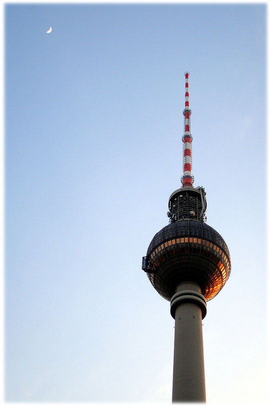 Foto vom Fernsehturm Berlin mit Abendstimmung. Der Mond ist auf dem Bild deutlich sichtbar. Bilder und Fotos aus der DDR und dem ehemaligen Herzen von Ost-Berlin. Bilderbuch Berlin