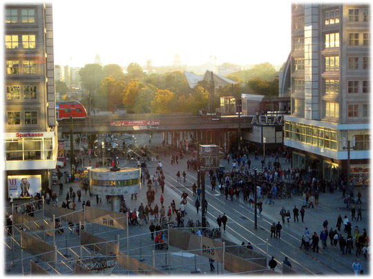 Bilder vom Alexanderplatz zu Zeiten der DDR. Spuren der Geschichte der DDR am Alexanderplatz. Das Bild zeigt das Berolinahaus und die Weltzeituhr am Alex.