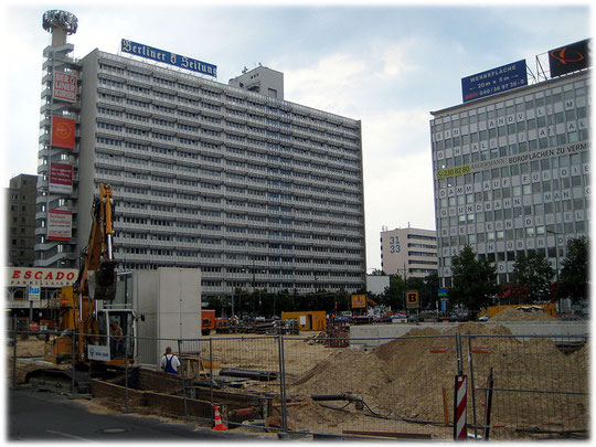 Bilder von der Alexanderstraße und Fotos vom Haus der Berliner Zeitung. das Bild zeigt einen Plattenbau am Alexanderplatz in Berlin Mitte.
