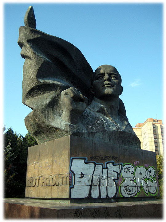 Bild von dem Denkmal von Ernst Thälmann. Das von Kerbel gestaltete Denkmal wurde 1986 in der DDR eingeweiht. Bilder vom Ernst-Thälmann-Park in Ostberlin.