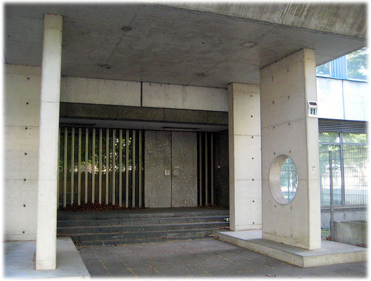 Auf diesen Bildern finden sich zahlreiche Details über Gebäude und Bauwerke der DDR. Hier sieht man Fotos vom Haupteingang des Ministeriums für Bauwesen der DDR in Berlin-Mitte.