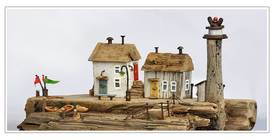 Christine Grandt Treibholzkunst, Skulptur, Miniatur, Holzhäuschen aus Schwemmholz und Strandgut, maritime Kunst, Kunst für die Wand,