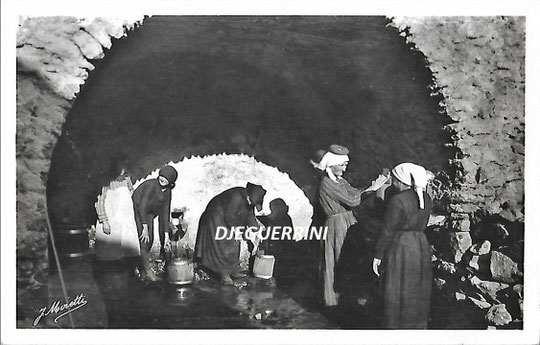 Ascolaises à la vieille fontaine avec sur la tête "u capagnu" pour porter "e secchje"                                   Années 1930/1940 - collection particulière