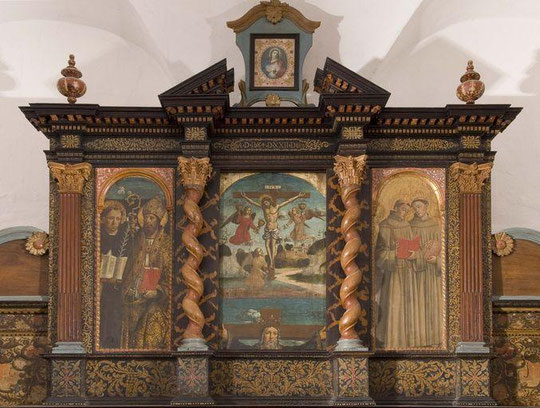 Corbara - Nunziata - chasublier du XVIIè s. - Augustin est à gauche en compagnie de Saint Dominique