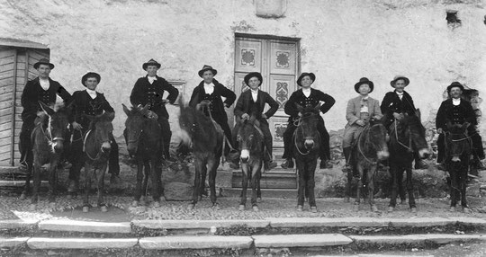 Les conscrits devant l'église - Année 1900