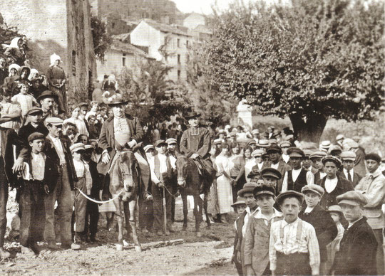 Asco - Années 1920 - Visite de Mgr Simeone avec l'abbé Trojani - Place de l'église devant le monument aux morts