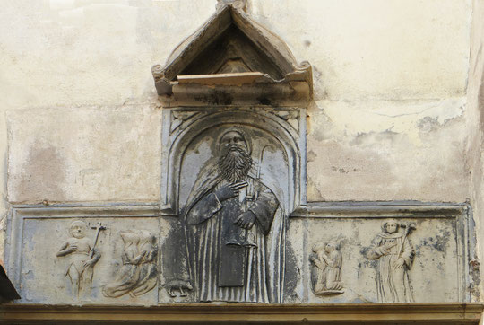 Le fronton : Saint Antoine est entouré de Jean-Baptiste, François d'Assise et des pénitents de la Confrérie