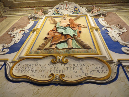 Sant'Andrea di Bozio - Maître-autel avec Sant André et sa croix - Panneau en stuc polychrome 1761