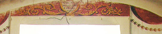 Signature de l'artiste au-dessus de la fenêtre surmontant la porte d'entrée