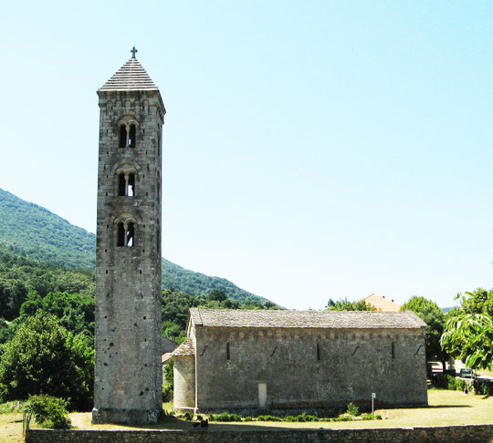 Carbini - La très belle église St Jean Baptiste avoisine les vestiges de la chapelle San Quilico