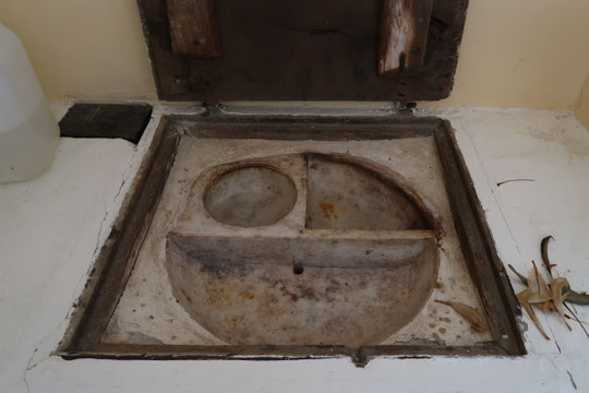 Lano - cuve baptismale avec trou d'évacuation
