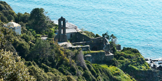 Couvent Saint François - Il aurait été fondé en 1236 par le successeur de Saint François, le père Parenti. Aujourd'hui en ruines, le couvent a été le lieu de villégiature de Léonor Fini dans les années 60. Il est situé au sud du village.