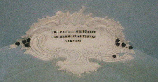 Sur le cartouche en coquille rococo (barocchetto) qui somme le maître-autel, on lit : Il a combattu pour sa patrie ; il est mort pour Dieu sous l'épée du tyran.