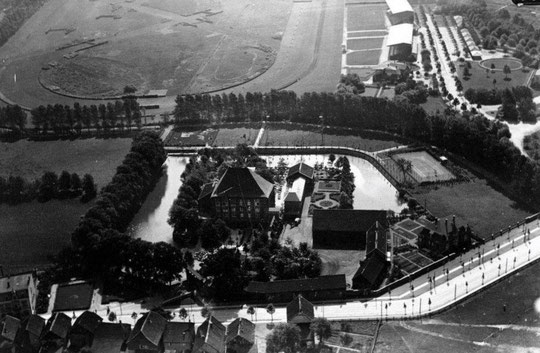 Das Horster Schloss ca.1920. Unter zu erkennen die Burgstraße und auch das Vortor. Dieses würde sich heute ca. auf den Straßenbahn-Schienen befinden. Schön auch die zu diesem Zeitpunkt noch kaum bewachsene Rennbahn.