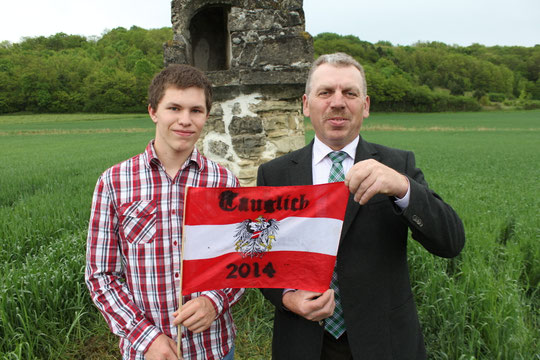 Jahrgang 1996: Manuel Bogner mit Ortsvorsteher Josef Scheiner