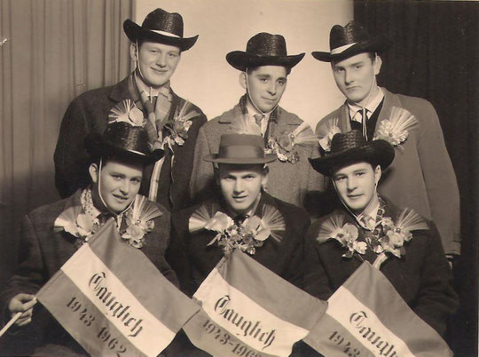 Jahrgang 1943/44: hinten: Herbert Schneider, Johann Strauß, Herbert Bittenauer; vorne: Franz Rossak, Eduard Hösch, Josef Wiedler