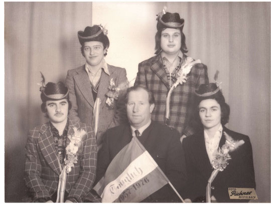 Jahrgang 1957: Albin Bittenauer, Herbert Beck, Franz Bittenauer, Josef Brüstl mit Bgm. Josef Bösmüller (alte Hausnr. 33)