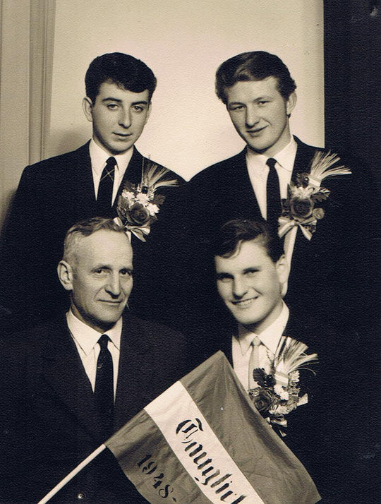 Jahrgang 1948: hinten: Rudolf Gahr u.  Leopold Schneider; vorne: Bgm. Josef Bößmüller (alte HausNr. 80) u. Walter Schießer