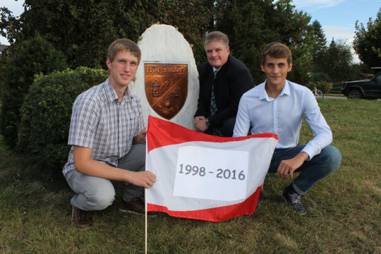 Jahrgang 1998: Florian Scheiner u. Johannes Beranek mit Ortsvorsteher Karl Stubenvoll