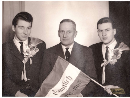 Jahrgang 1946: Karl Gahr und Alois Gschwindl mit Bgm. Josef Bößmüller (alte Hausnr. 80)