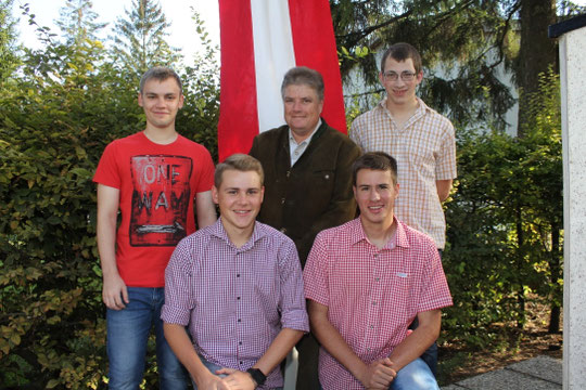 Jahrgang 1997: Hinten stehend: Bernd Brüstl, Ortsvorsteher Karl Stubenvoll, Stefan Scheiner; Vorne: Florian Böhm, Roland Krames