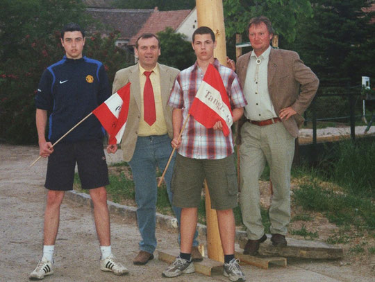 Jahrgang 1990: Alexander Rossak u. Jakob Koschuttnig mit Stadtrat Martin Scheiner u. Ortsvorsteher Franz Bogner