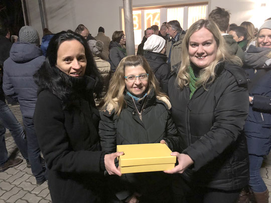 Beate Schmidt, Elisabeth Wegert und Andrea Böhm bei der Spendenübergabe 