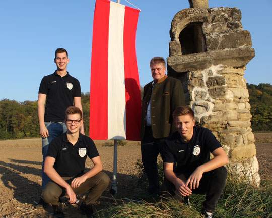 Jahrgang 2000: Hinten stehend: Tobias Parrer u. Ortsvorsteher Karl Stubenvoll, vorne sitzend: Sebastian Böhm und Mathias Bittmann