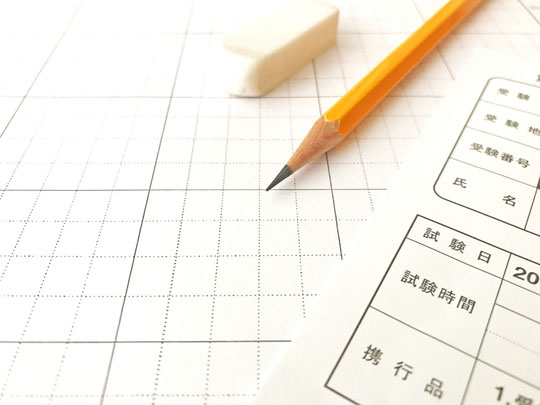 看護学校の願書と鉛筆のイメージ画像